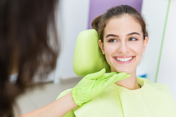 Cosmetic Dentistry  &#    ; What Type Of Dentist Does A Smile Makeover Treatment?